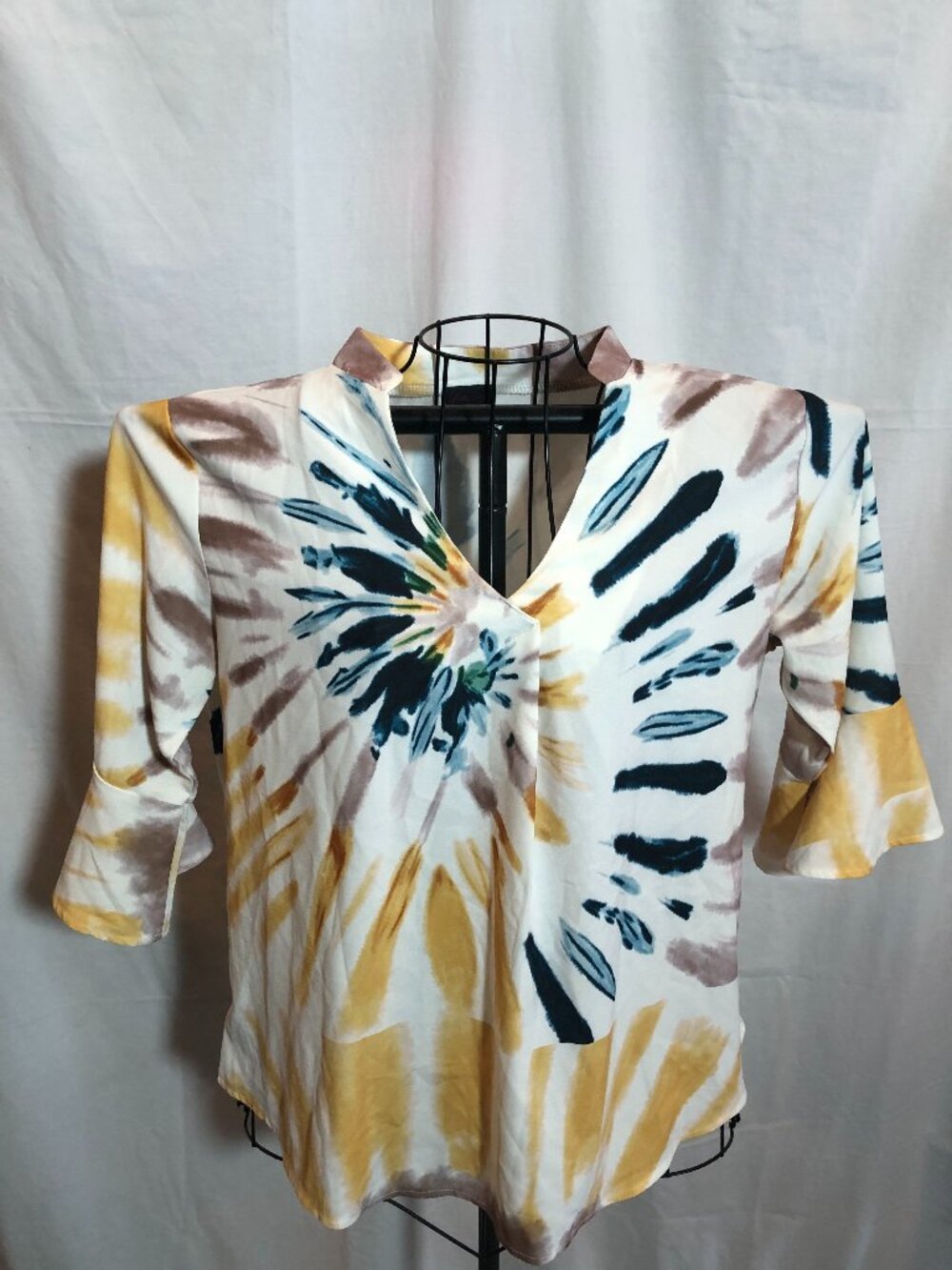 Shiela Rose MEDIUM Multicolor 3/4 Bell Sleeve Top 21" Pit to Pit